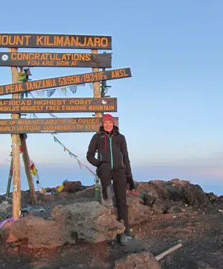 Stolz und mit erhabenem Gefühl auf dem Gipfel des Kilimanjaro